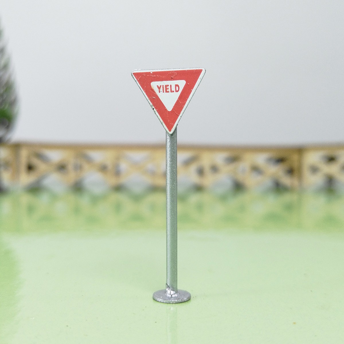 1 x HO scale railroad warning sign yield sign trackside traffic sign #YL